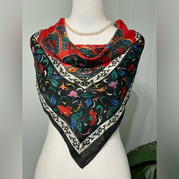 💝Berkshire beautiful Scarf ( 30X30 ) great condition. - Picture 3 of 8